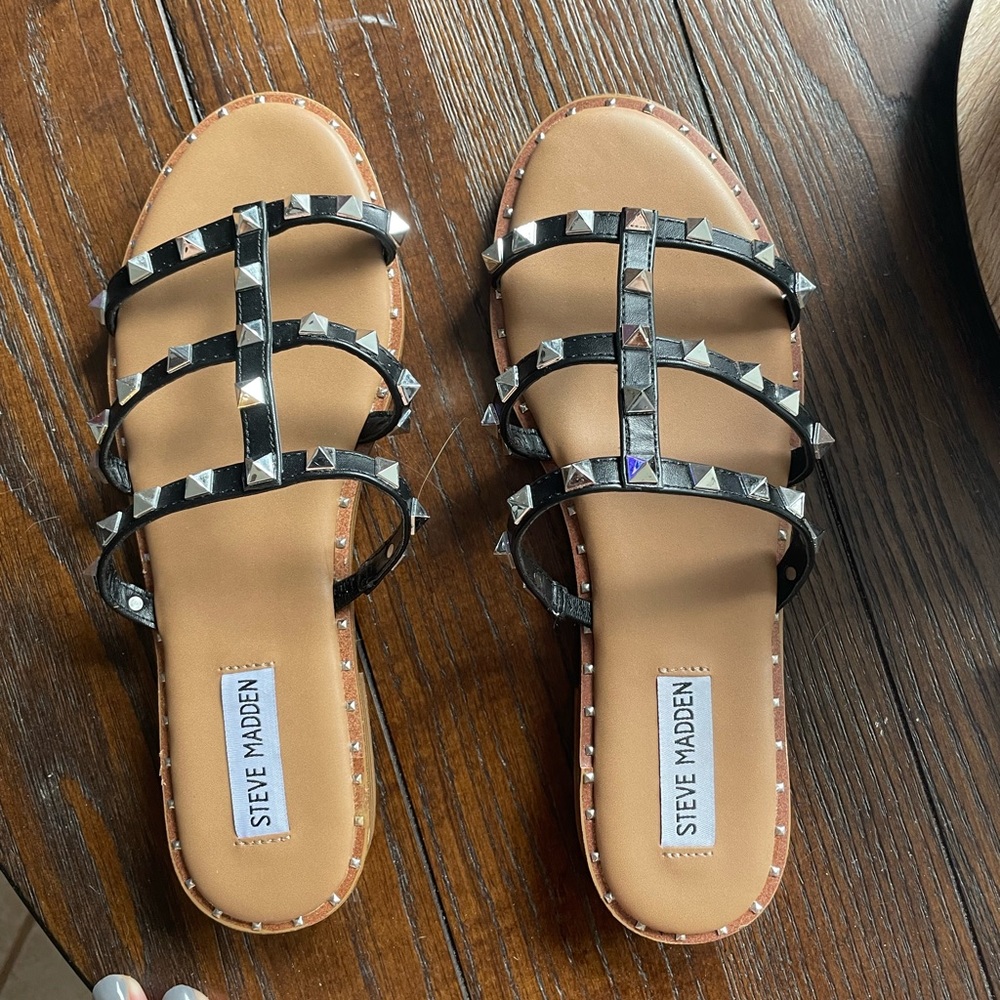 New with tags Steve Madden studded flat sandals